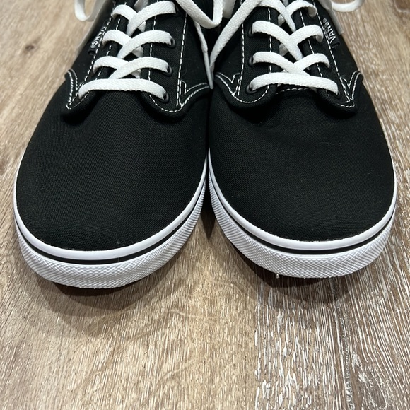VANS LOWTOPS,  WOMANS SIZE 11, BLACK AND WHITE NEW!!!! - Picture 10 of 11